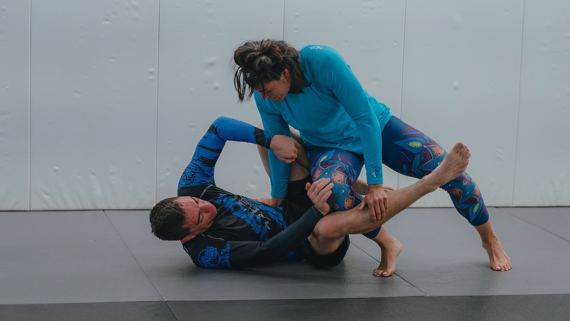 Deux pratiquants de grappling travaillant un contrôle au sol