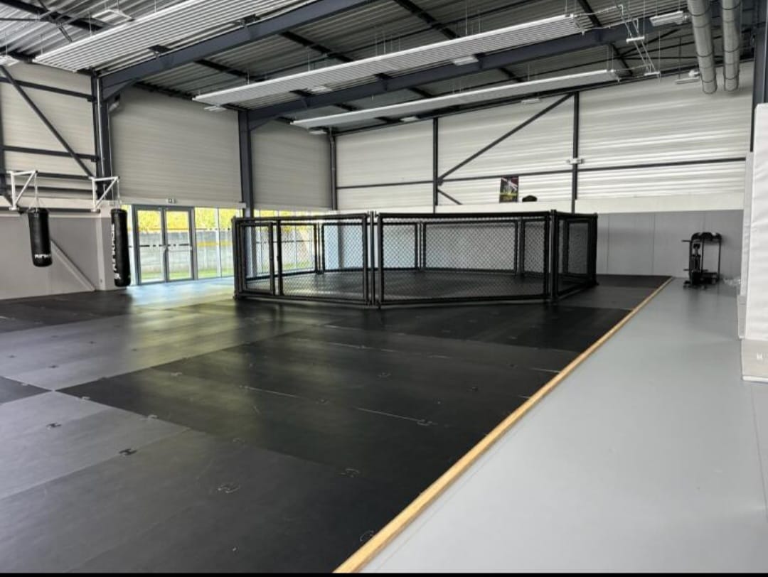 La salle Briquet à Dourges avec sa cage de MMA